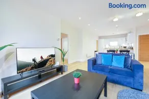 Spacious 3 Bedroom Apt with Parking by 360Stays - Image 2