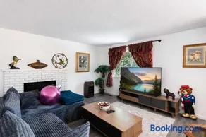 Seattle Hillside Escape with Decks & Scenic Views - Image 1