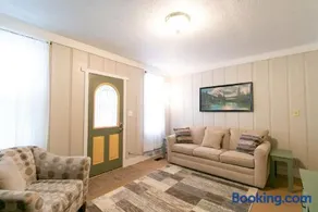 Downtown 2 Bedroom Cottage, Sleeps 6, Walking Distance to Honeywell, Downtown Restaurants, Shopping - Image 4