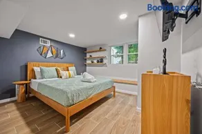 Chic 2BR Downstairs Unit - Fenced Yard Grant Park - Image 3