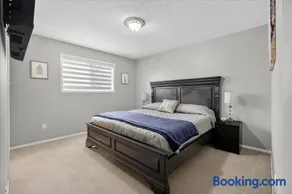 5 Themed Bedrooms 2 Living Rooms King Suite Stony Plain - Image 2