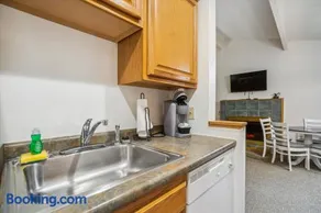 Cedarbrook Queen Suite 109 - Image 4