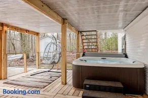 Luxury Poconos Retreat-Hot Tub-Theater-Fire Pit-Deck with Enclosure - Image 2