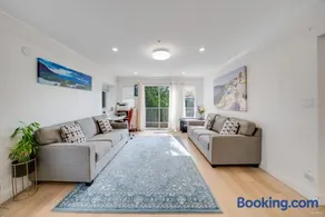 Family Retreat sleeps 12 Near YVR Airport, Downtown - Image 2