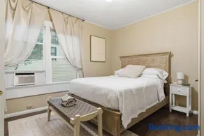 Cozy 1BR Cottage w Kitchen & Laundry - Image 1