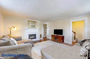Classic home with prime location 1 block from Main Street - Image 5