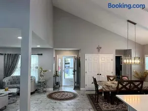 EV-Green Luxury Retreat, Fully Renovated & Comfort - Image 2