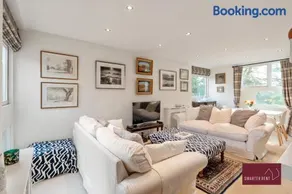 Richmond Three Bedroom Flat Parking - Image 2