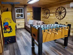 Luxury Cabin Hot Tub Bunkroom Gameroom at CaveRunLake - Image 1