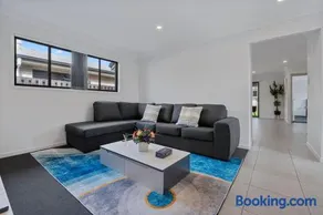 Quiet n Stylish 3mins to Mall Modern 4BR House - Image 4