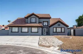 Stone Sanctuary 5BD Optional Heated Pool Projector Arcade Game Billiards Family Park Adjacent - Image 1