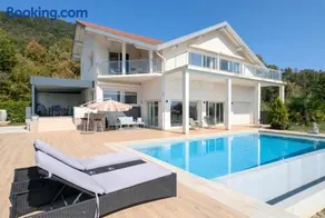 Luxurious Villa with Pool - Image 1