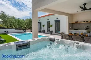 Apartment Gironi with Pool, Jacuzzi - Image 5