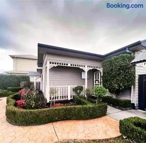 Blacksmiths Lane 3 Bedroom 2 Bathroom Home - Image 2