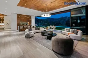 Luxurious 5BR Villa in BH with Pool, Theater, and Views - Image 2