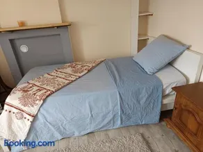 Appartement calme, emplacement stratégique, proche de toutes commodités, de l'autoroute, valenciennes, lille, Belgique, wifi, Netflix, parking Gratuits, lave linge, sèche linge - Image 4