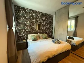 Airport Accommodation Bedroom with your own private Bathroom Self Check In and Self Check Out Air-condition Included - Image 1