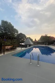 Villa Willeska en lomas de Cocoyoc, con alberca, jacuzzi y enormes areas verdes - Image 1