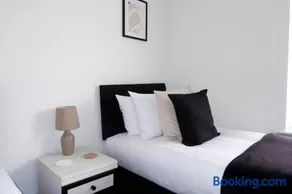 6 Beds Southampton and 2 Sofabeds, House Sleeps 8, Free Parking, Contractors Welcome - Image 5