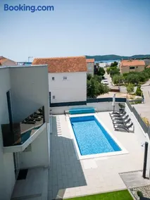 Villa Lumaka Sun - Amazing Home In Brodarica with 4 Bedrooms, Wifi, Outdoor Swimming Pool and Heated Swimming Pool - Image 3