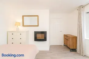 Modern Tiny Home - Ideal for Work Stays & Parking - Image 3