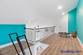 Spacious, modern home with loft, 15 minutes from Downtown Houston - Image 2