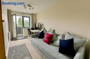 West London Lux 2 Bedroom Apartment with parking - Lake & Park View- Wembley Stadium 3 miles - Image 5