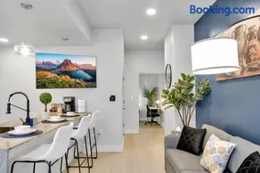 Modish 1BR - BOK, Near Blue Dome, Pets Allowed - Image 1