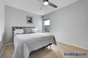 South Austin Retreat Pet-Friendly Townhouse - Image 2