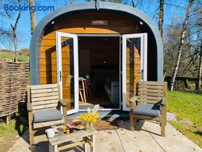 Kestrel Cabin Grown-up Quiet Woodland Cabin & Nature - Image 1