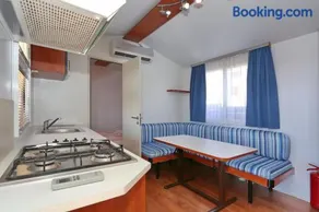 Poolside Mobile Home - Image 4