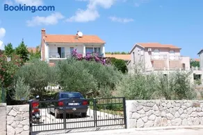 Spacious apartment in Stari Grad, 80 m², serene garden - Image 1