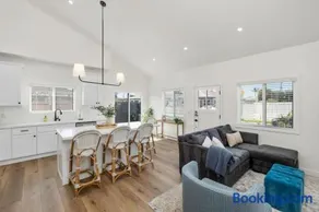 Coastal Modern 3 Bed 2 Bath, Pet Friendly - Image 3