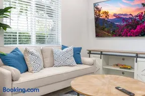 Cozy Blue Cottage - Walk to Old Town & City of Hope - Image 2