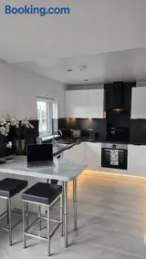 Exceptional 1 bedroom riverside 2E apartment - Image 5