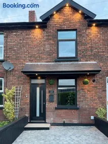 Luxury 3 Bed Boutique Home with 3 Ensuite Bedrooms - Image 3