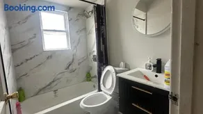 Comfortable Private Room Shared Bathroom - Image 2