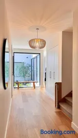Escape to a Stylish Retreat House in Parkdale - Image 4