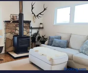 Cosy Cooma Holiday Home in the Snowy Mountains - Image 2
