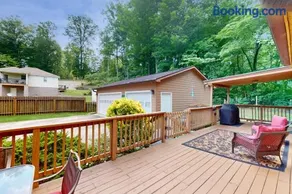 Charming Dog Friendly Home Sleeps 6 Deck Grill - Image 4
