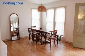 The Elm House, Tranquil Getaway Close to Campus! - Image 2