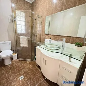 Spacious 3BR Family Home-Parking- Near Liverpool - Image 3