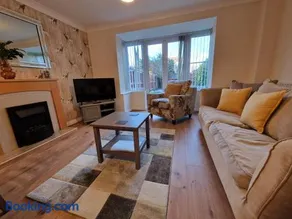 Cosy 3 story home - Image 2