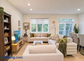 Bobcaygeon Bungalow, Near Lake, Sleeps 8 - Image 1