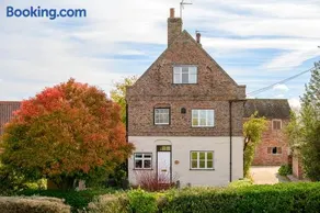 Historic Riverside House - Village, River Walks & Easy York Access - Image 1