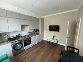 Stylish 2BR Flat 3 Mins to Wembley Stadium - Image 2