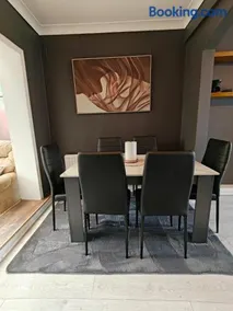 Pannell Avenue Spacious Home with Private Parking - Image 3