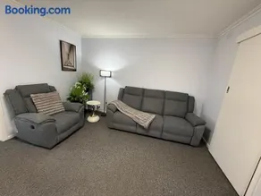 Newly Renovated Stylish Home 3 Queen Beds Netflix Gaming TV - Image 4