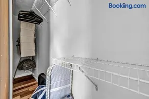 Near Airport - King Bed - Pet Friendly - Image 5