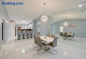 4BR Lakeview vacation home with 5beds, sleeps 10, Game Room, Mins to Sawgrass Mills - Image 1